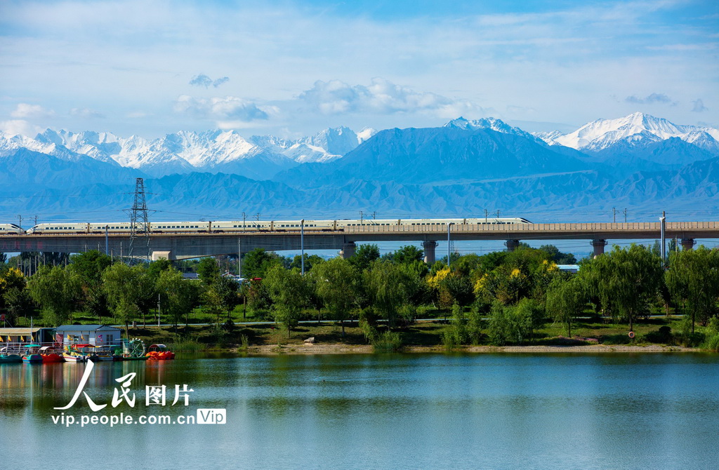 甘肃张掖：兰新铁路暑运忙【4】