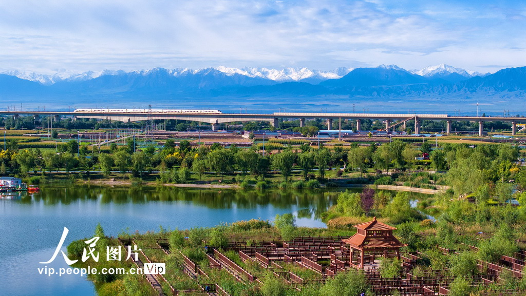 甘肃张掖:兰新铁路暑运忙【3】