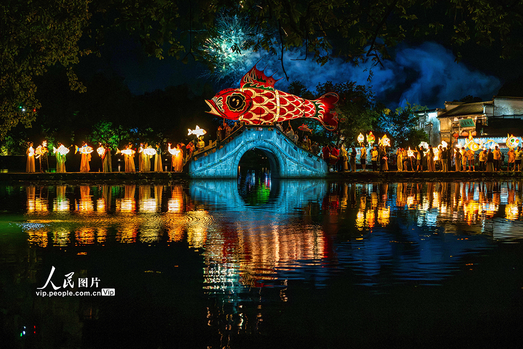 安徽黟县：鱼灯巡游闹古村【2】