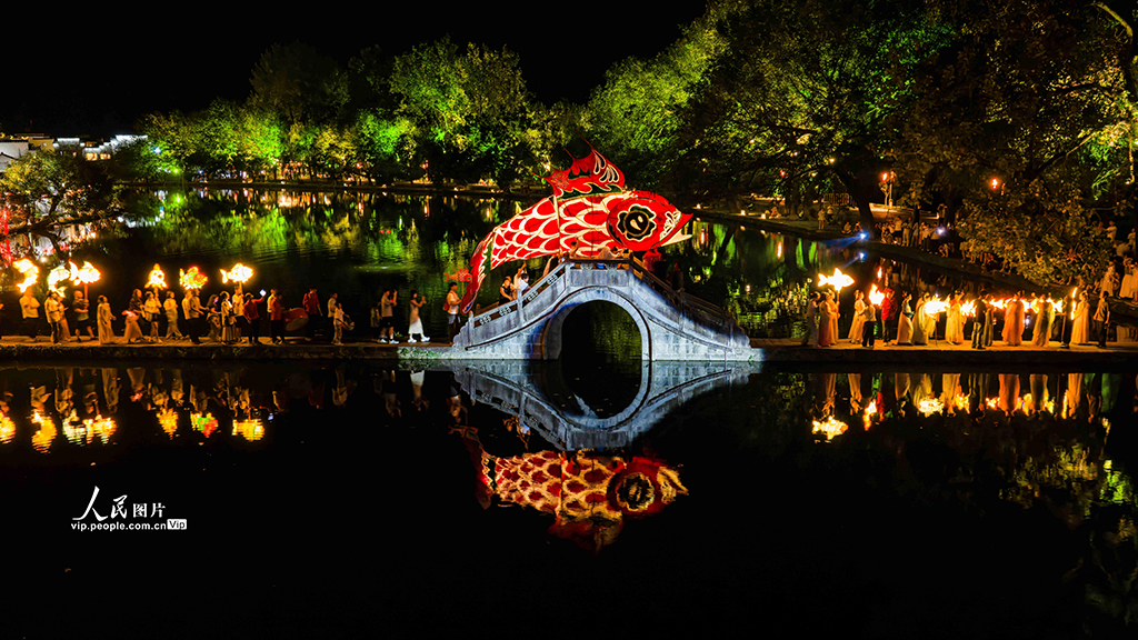 安徽黟县:鱼灯巡游闹古村【5】