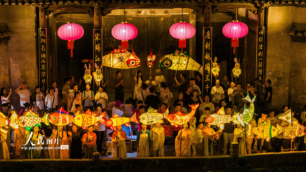 安徽黟县:鱼灯巡游闹古村【6】
