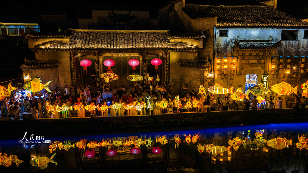 安徽黟县：鱼灯巡游闹古村【7】