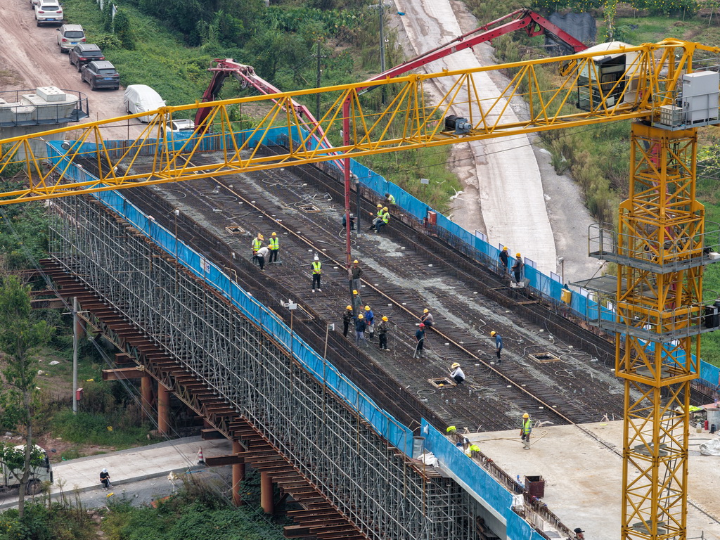 8月30日，工人在成渝中线高铁科学城站六线道岔特大桥建设现场施工作业（无人机照片）。