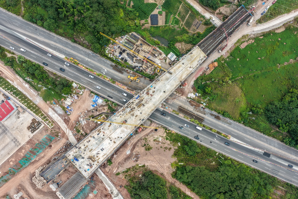 这是8月30日拍摄的成渝中线高铁科学城站六线道岔特大桥建设现场（无人机照片）。