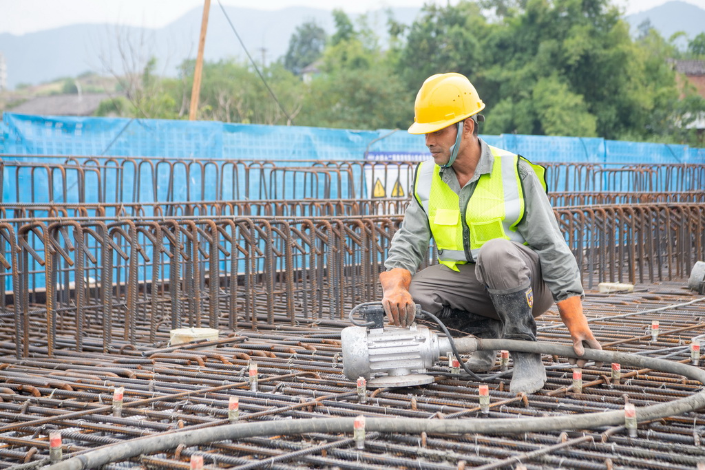 8月30日，工人在成渝中线高铁科学城站六线道岔特大桥建设现场施工作业。