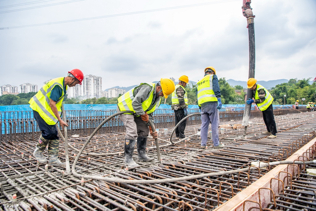 8月30日，工人在成渝中线高铁科学城站六线道岔特大桥建设现场施工作业。