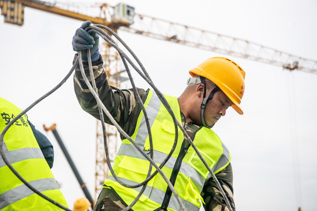 8月30日,工人在成渝中线高铁科学城站六线道岔特大桥建设现场施工作业。