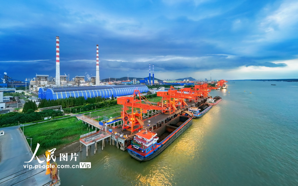 2025年8月30日，位于安徽省马鞍山市长江岸线边的马鞍山港正在有序卸运电煤。