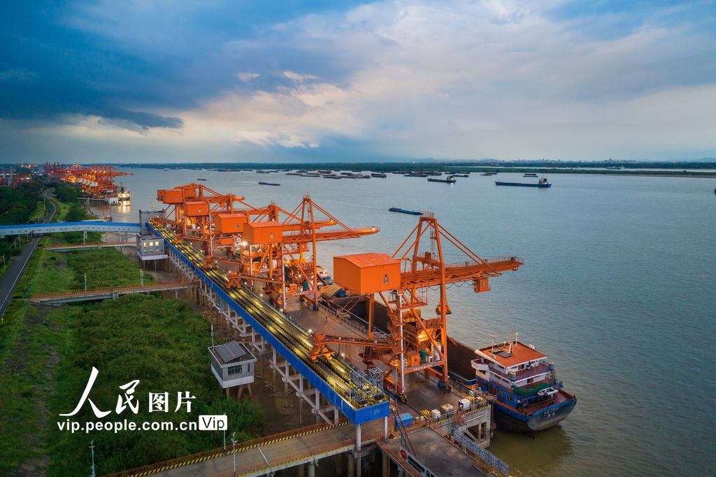 2025年8月30日，位于安徽省马鞍山市长江岸线边的马鞍山港正在有序卸运电煤。