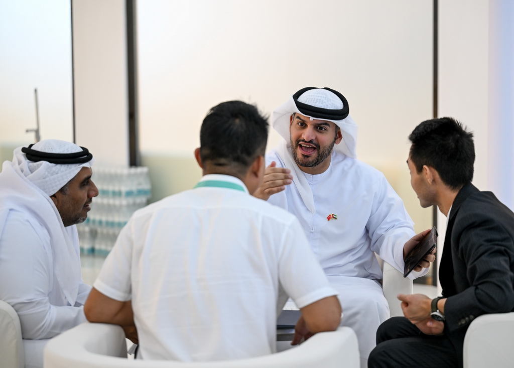 8月30日，在博览会上，来自阿联酋的参会人员（右二）与中国参展商洽谈。新华社记者 冯开华 摄