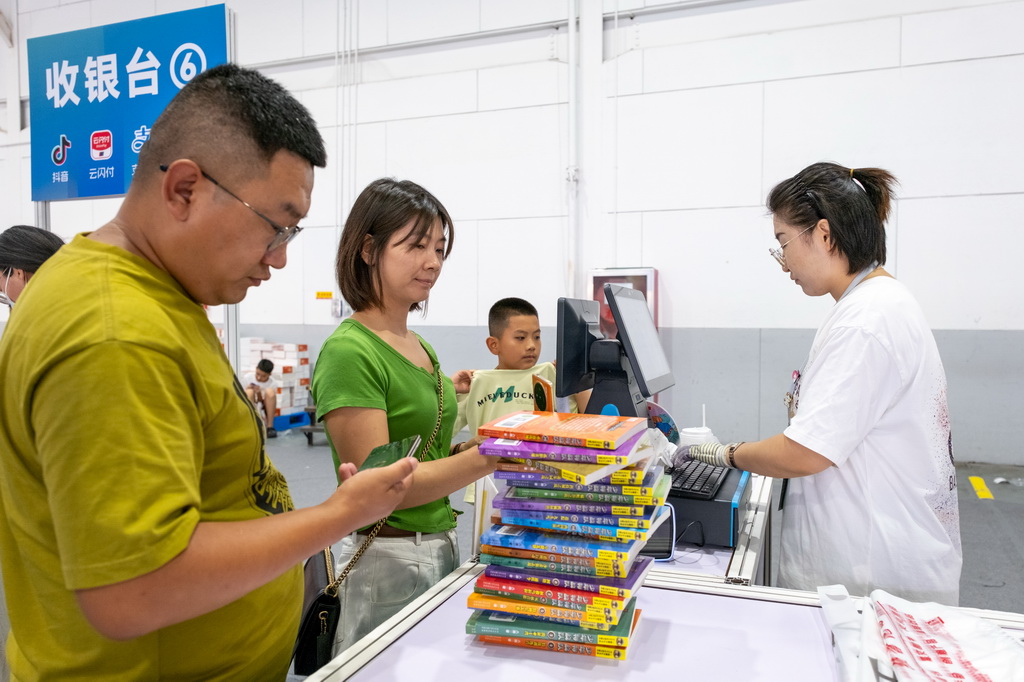 8月31日，读者在内蒙古呼和浩特市2025北疆书展购买书籍。