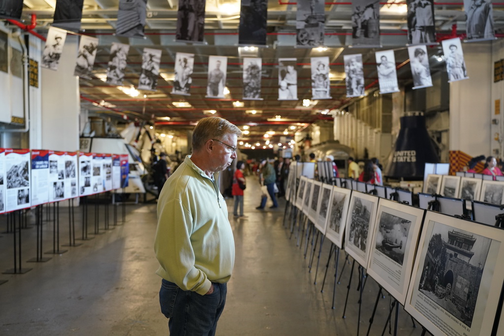 8月30日,在美国旧金山湾区举行的中国人民抗日战争暨世界反法西斯战争胜利80周年纪念活动上,一名参观者观看抗战主题摄影展。