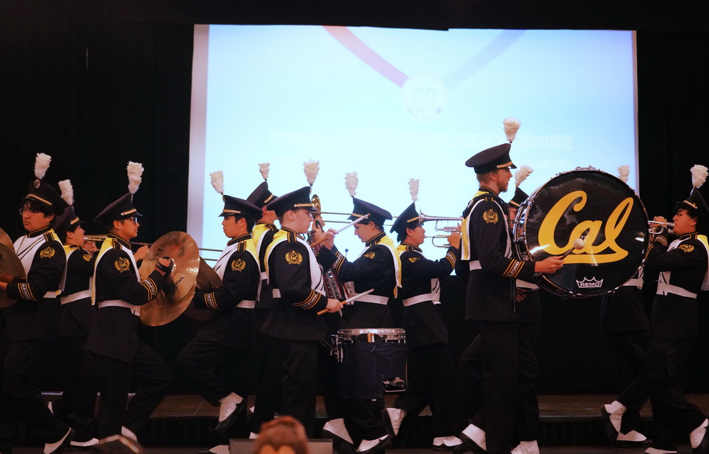 8月30日，在美国旧金山湾区举行的中国人民抗日战争暨世界反法西斯战争胜利80周年纪念活动上，美国加州大学伯克利分校行进乐队演奏《保卫黄河》等乐曲。