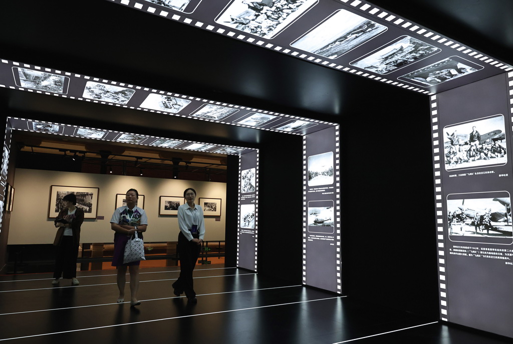 9月1日,参观者走在艺术展照片布景长廊中。