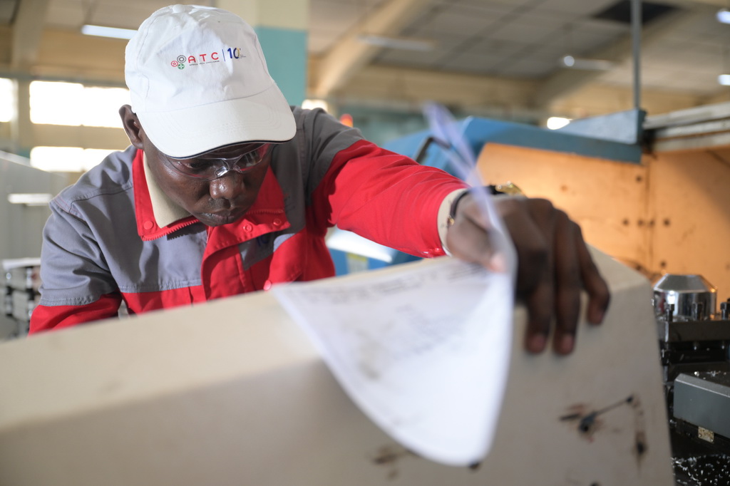 8月29日,在位于肯尼亚首都内罗毕的肯尼亚科技大学,一名第十届非洲职业技能挑战赛的参赛选手在数控机床前工作。新华社记者 杨光 摄