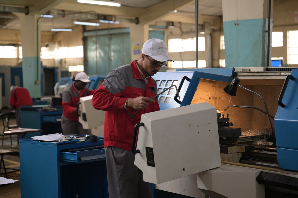 8月29日,在位于肯尼亚首都内罗毕的肯尼亚科技大学,一名第十届非洲职业技能挑战赛的参赛选手在数控机床前工作。新华社记者 杨光 摄