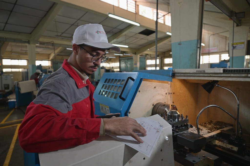 8月29日,在位于肯尼亚首都内罗毕的肯尼亚科技大学,一名第十届非洲职业技能挑战赛的参赛选手在数控机床前工作。新华社记者 杨光 摄
