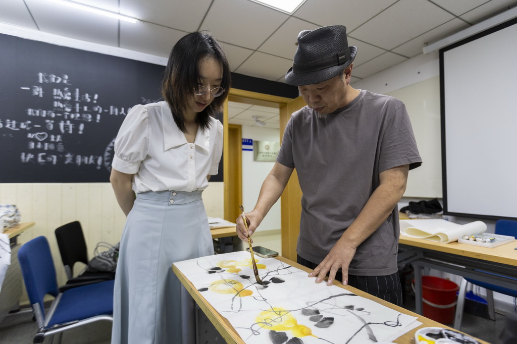 9月1日,在上海市群众艺术馆,国画课程的学员在市民艺术夜校上课。