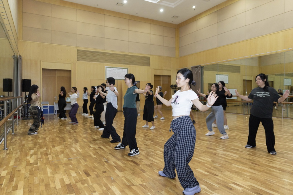 9月1日,在上海市群众艺术馆,爵士舞课程的学员在市民日校上课。