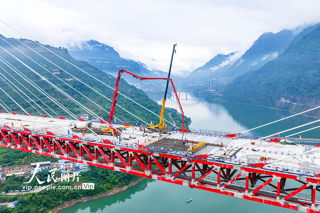 四川屏山:新市金沙江特大桥桥面结构基层顺利贯通【2】