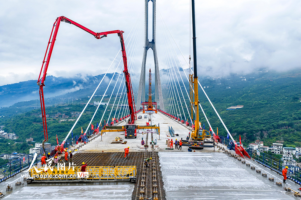 四川屏山:新市金沙江特大桥桥面结构基层顺利贯通【3】