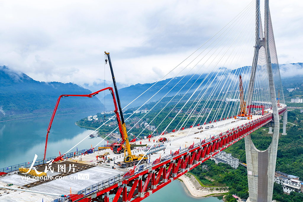 四川屏山:新市金沙江特大桥桥面结构基层顺利贯通【4】