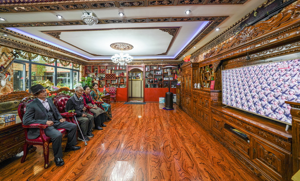 9月3日，西藏拉萨市达孜区团结社区洛追晋美（左二）一家人在观看纪念中国人民抗日战争暨世界反法西斯战争胜利80周年大会直播。新华社记者 丁增尼达 摄