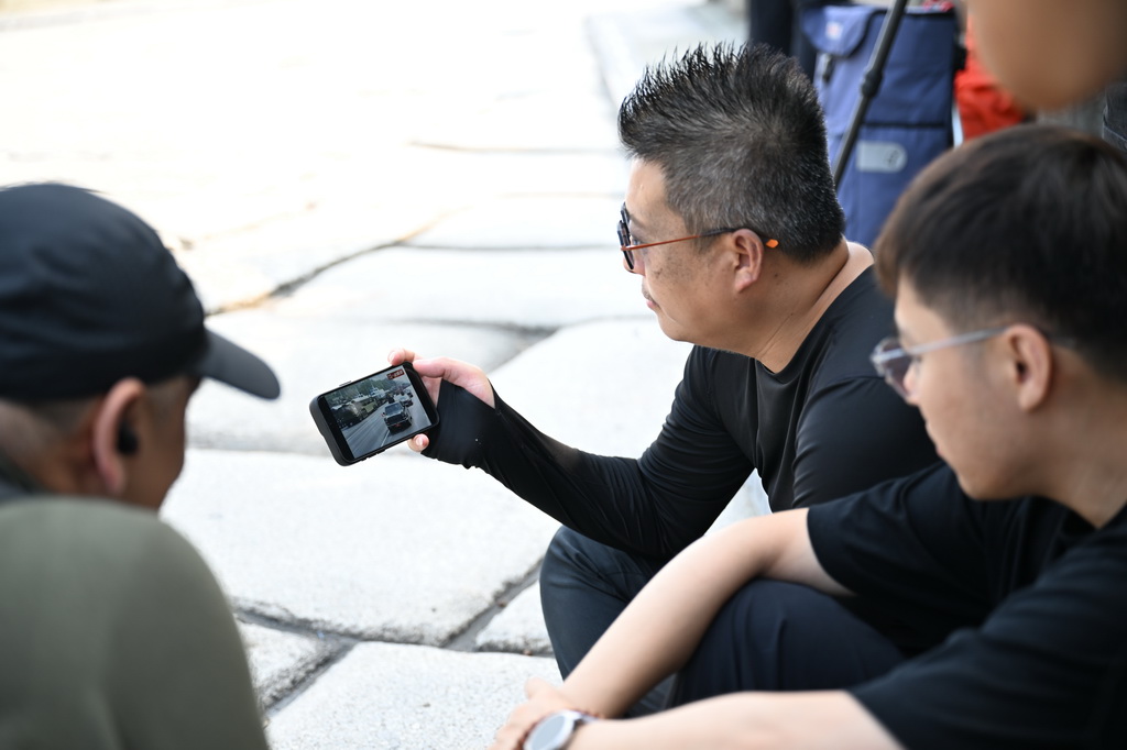 9月3日，市民游客在北京卢沟桥景区通过手机观看大会直播。新华社记者 宋彦桦 摄