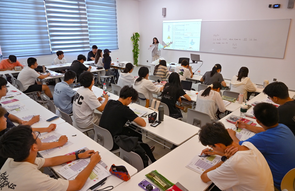 9月2日，海南比勒费尔德应用科学大学的学生在上课。