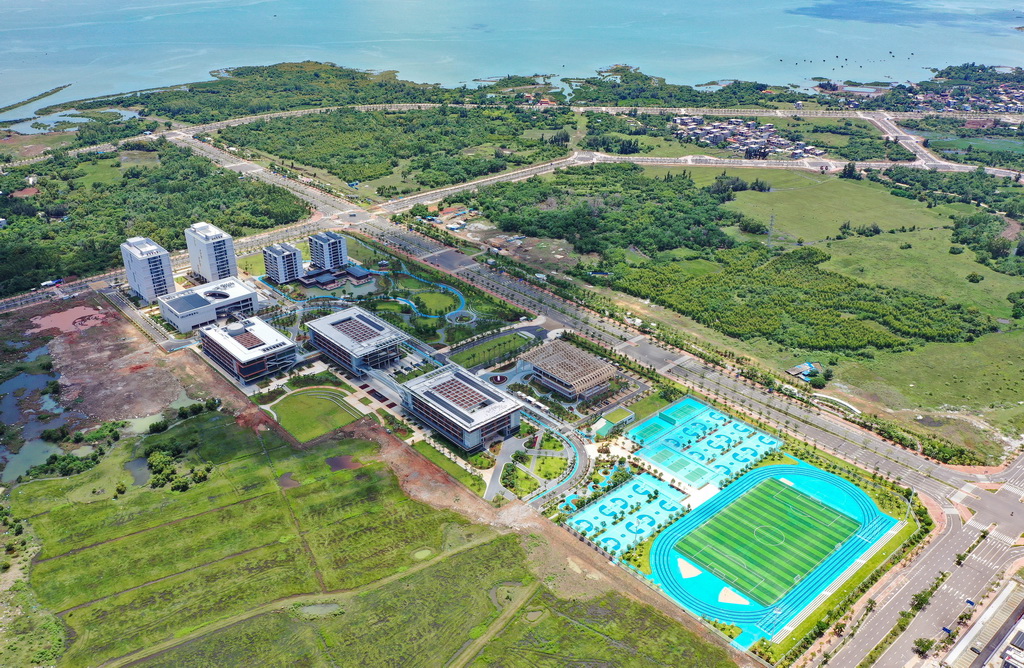 这是9月2日拍摄的海南比勒费尔德应用科学大学校园景色（无人机照片）。