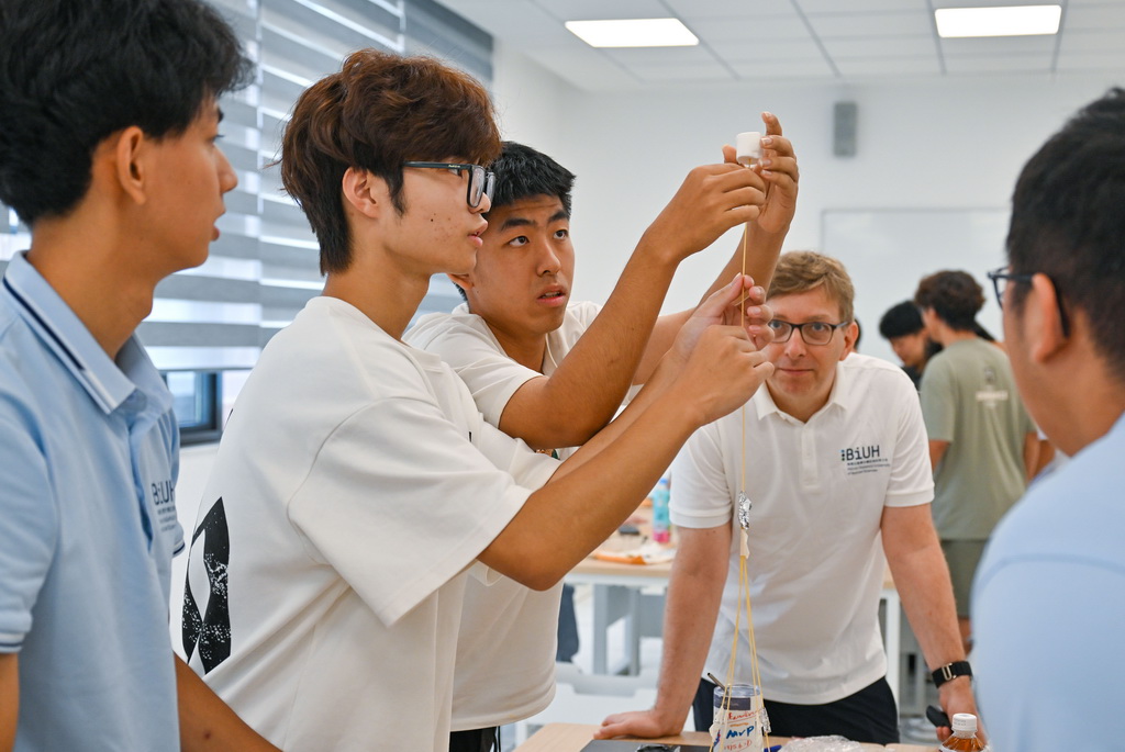 9月2日，海南比勒费尔德应用科学大学的学生在上课。