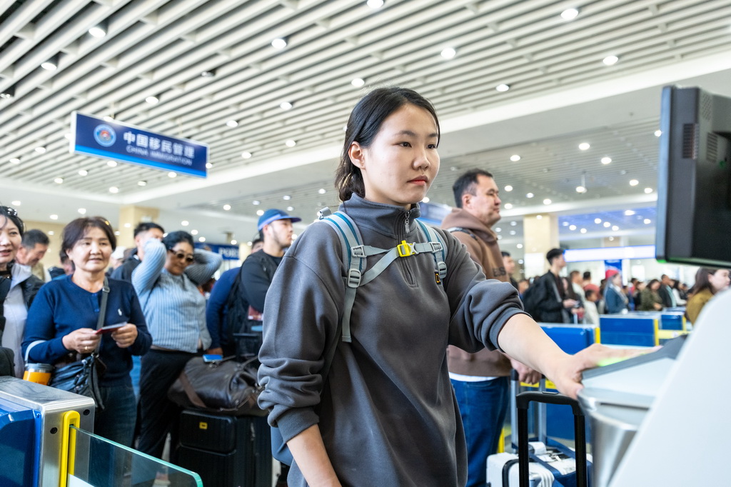 9月3日，旅客在内蒙古二连浩特公路口岸联检大厅办理入境手续。