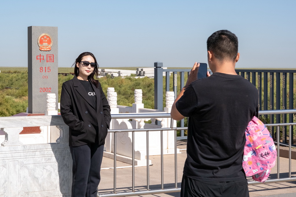 9月3日，在内蒙古二连浩特国门景区，游客在界碑前拍照留念。