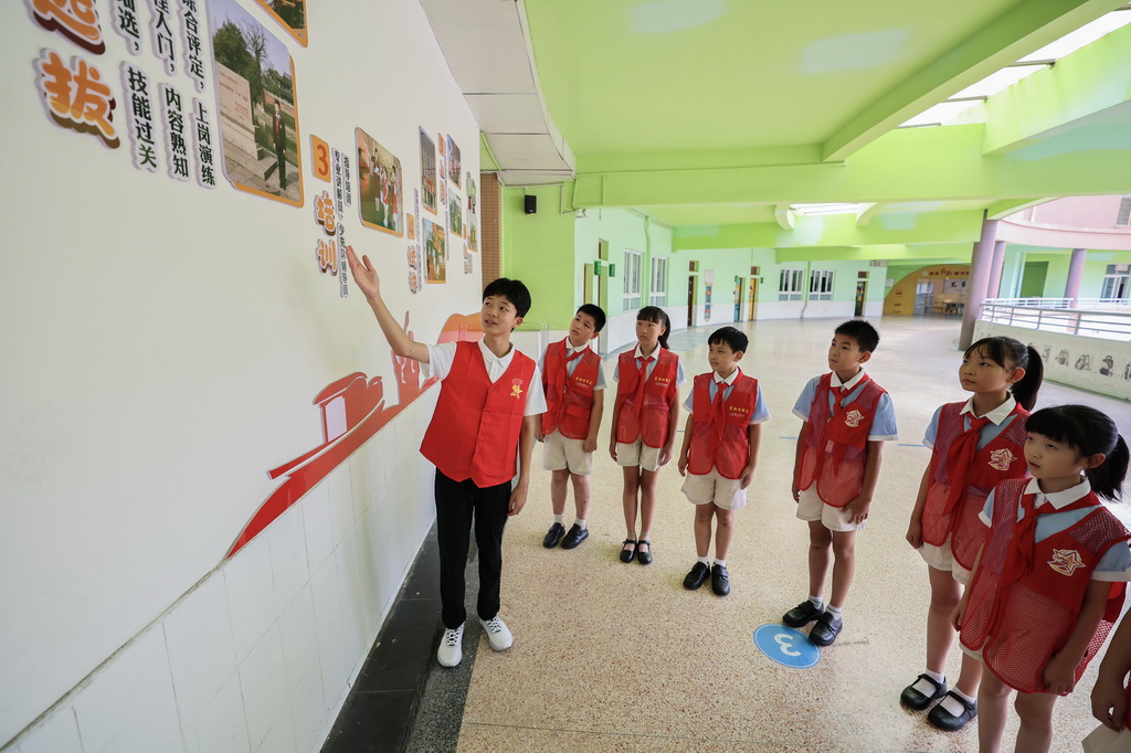 9月4日，浙江省“新时代好少年”、资深红船小讲解莫景铄（左一）在嘉兴市实验小学给新一批红船小讲解员传授自己的讲解经历和经验，同时也介绍了学校红船小讲解的历史由来。