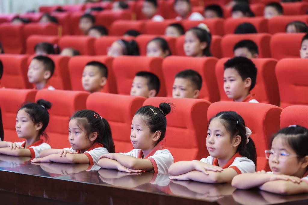 9月4日，北京师范大学南湖附属学校的学生们在学校大讲堂参加开学第一课《红船精神》。