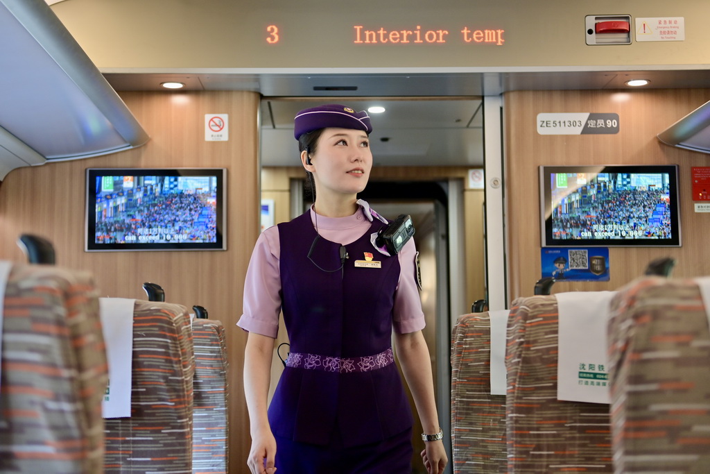 9月4日，G9121次列车乘务员在列车上巡查。