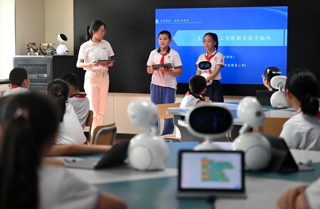 9月4日，天津市和平区新星小学学生在课堂上分享暑期学习成果。