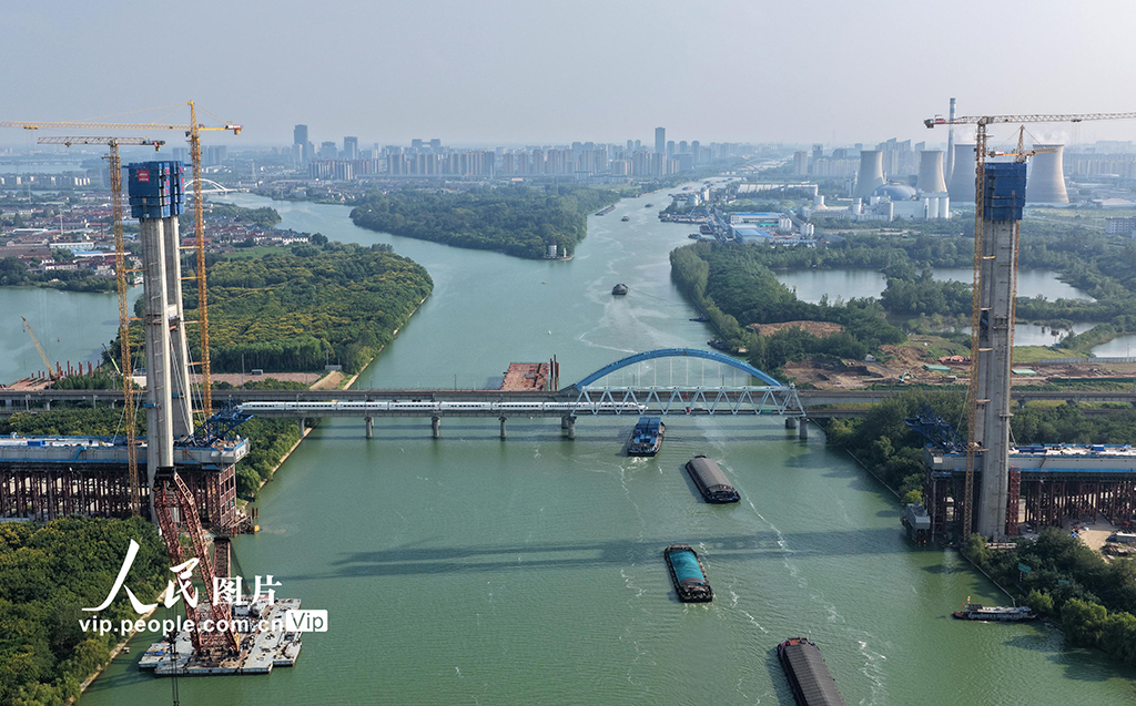 江苏扬州：沪渝蓉高铁跨京杭运河斜拉桥施工正酣【2】