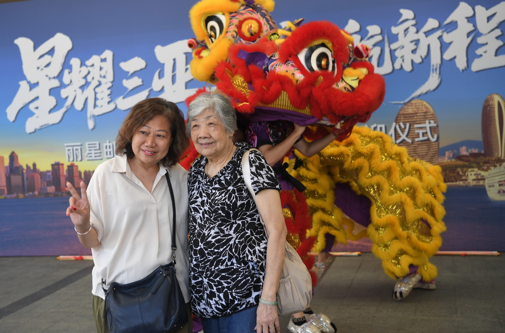 9月4日，在三亚凤凰岛国际邮轮港，丽星邮轮“领航星”号的游客拍照留念。