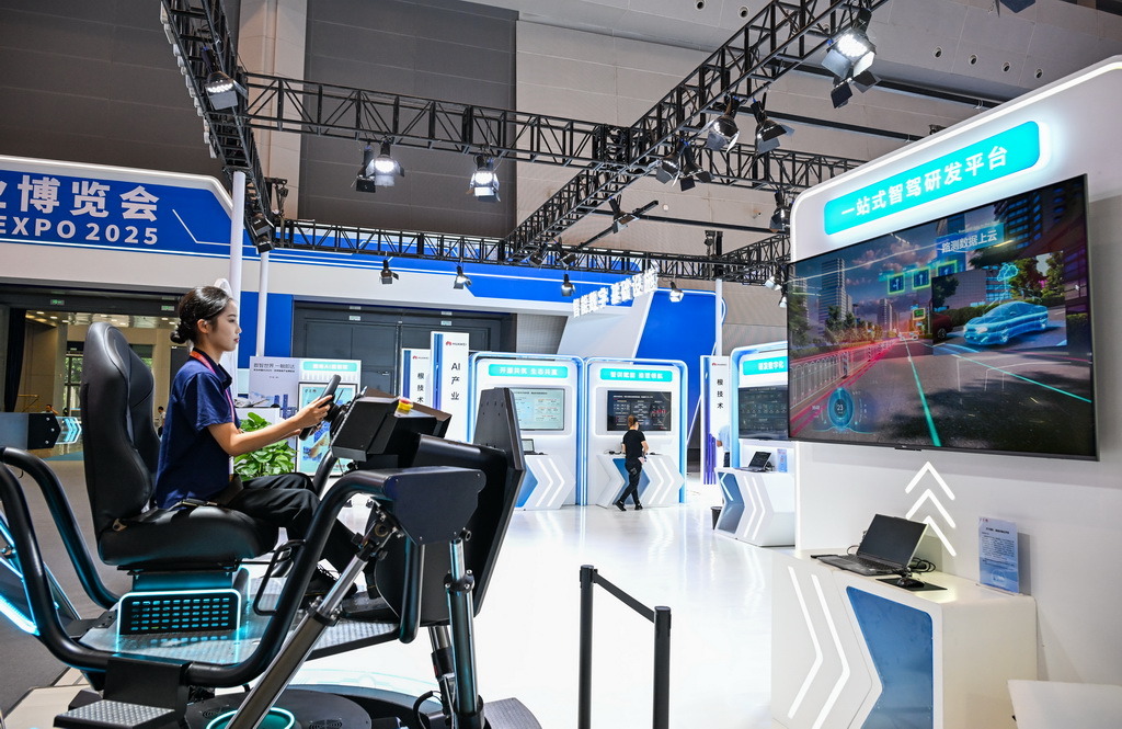 9月4日，工作人员在2025世界智能产业博览会会场演示“一站式智驾研发平台”功能。新华社记者 王全超 摄