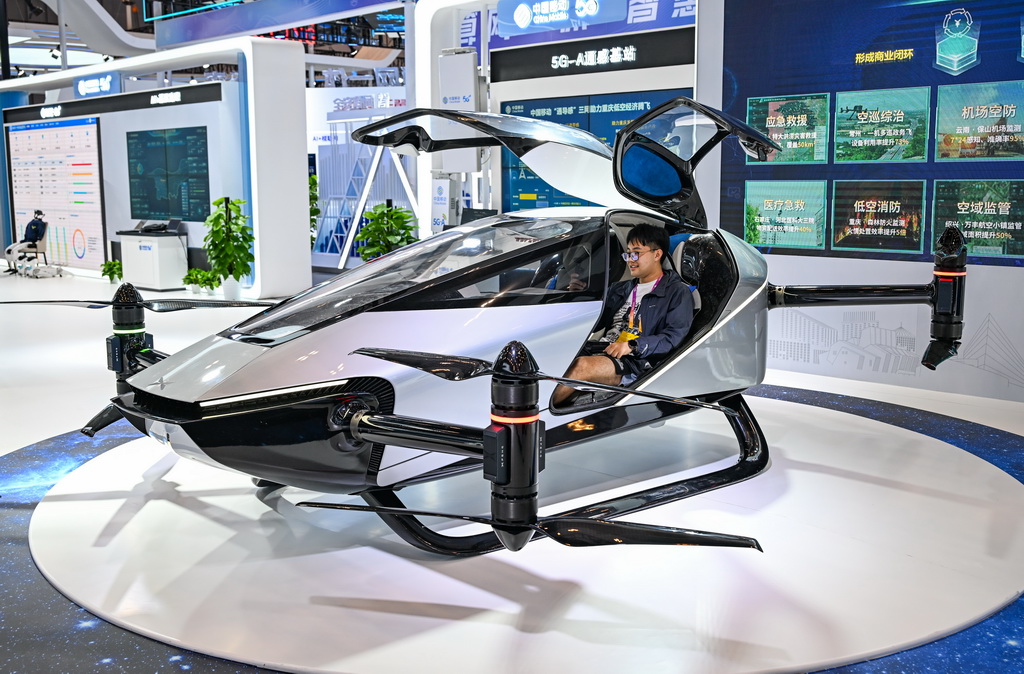 9月4日，媒体记者在2025世界智能产业博览会会场参观体验智能电动垂直起降飞行器。新华社记者 王全超 摄
