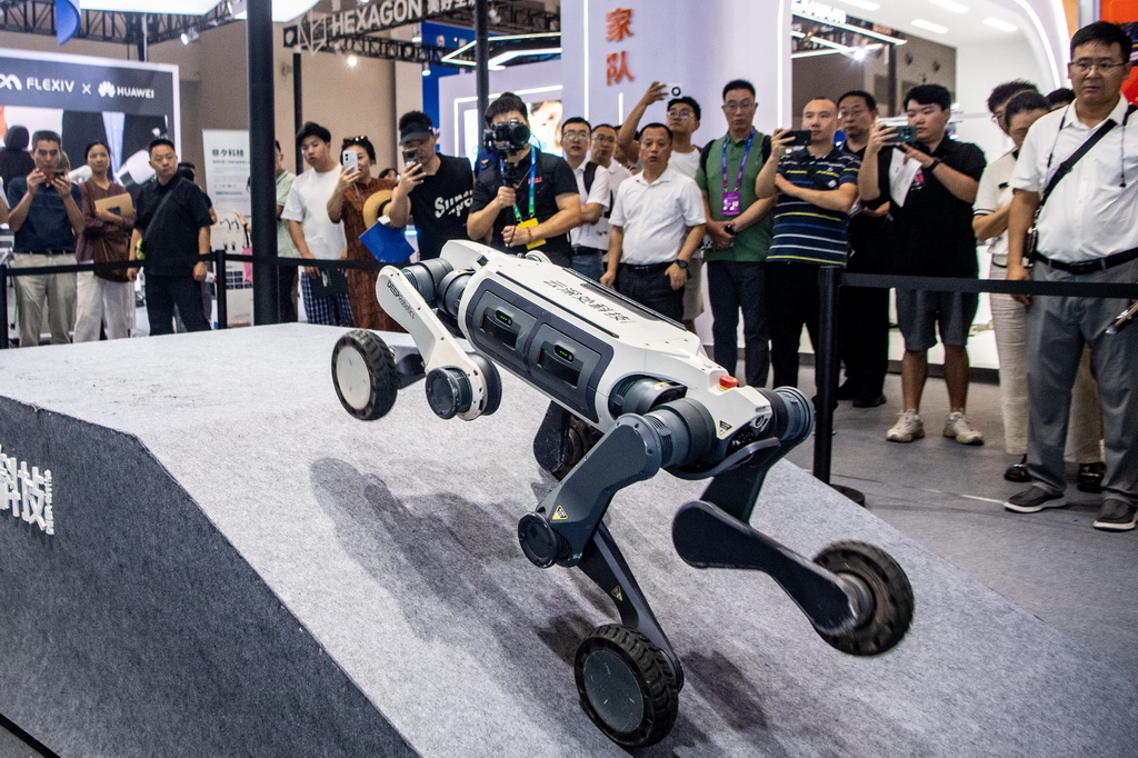 9月5日，云深处科技展台的“山猫M20”轮足机器狗在演示障碍翻越能力。新华社记者 唐奕 摄