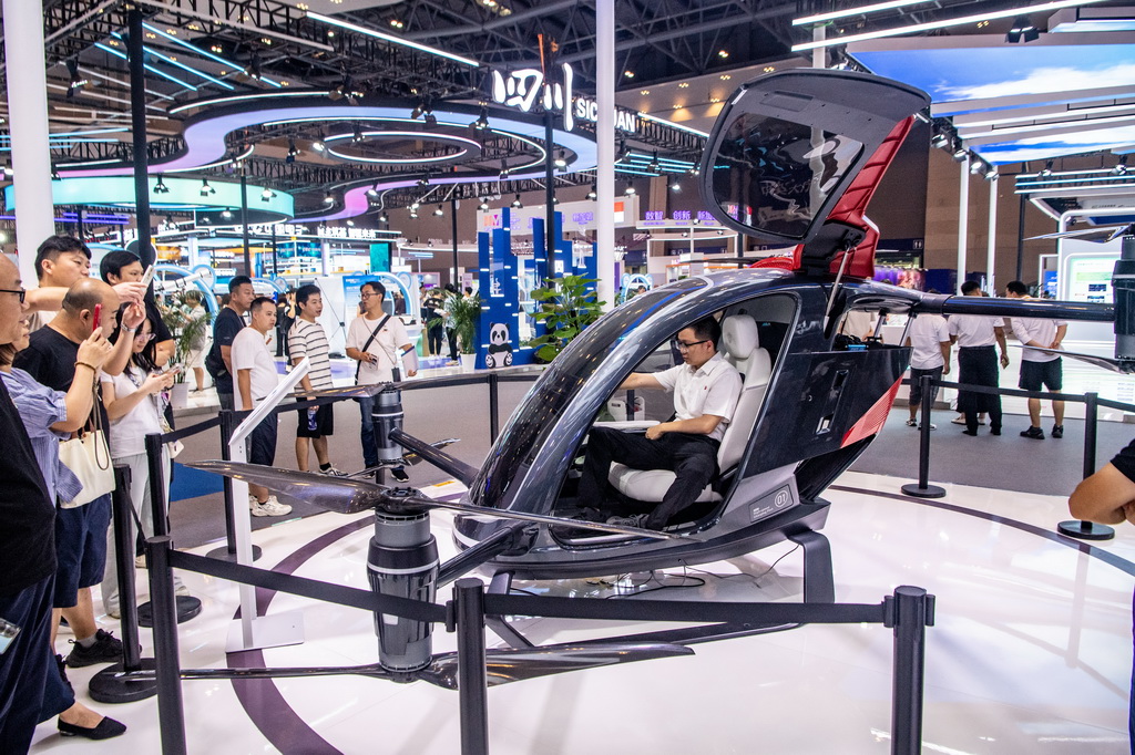 9月5日，观众参观体验轻型智能混动载人飞行器。新华社记者 唐奕 摄