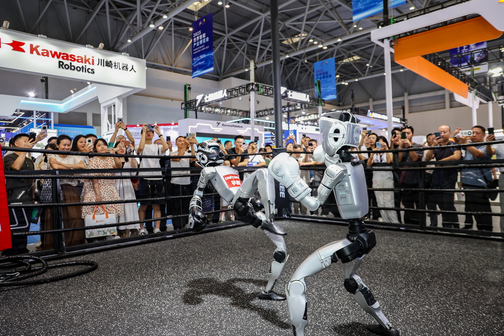 9月5日，观众在智能机器人展区观看机器人拳击赛。新华社记者 黄伟 摄