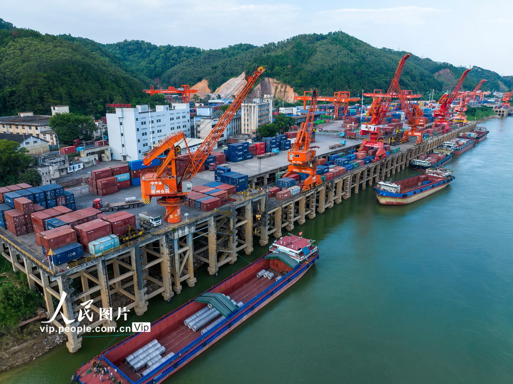 广西梧州：内河港口作业忙【3】