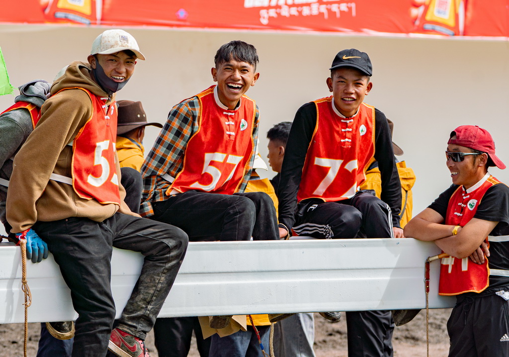 9月6日，在恰青赛马节比赛现场，骑手们在等候比赛开始。新华社记者 丁增尼达 摄