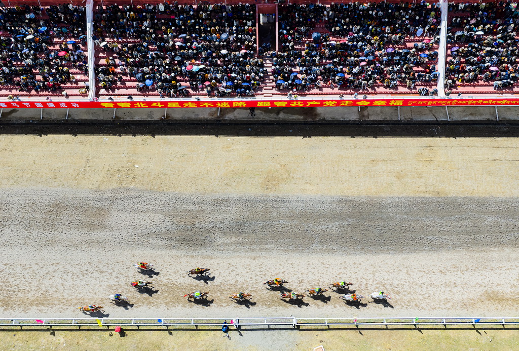 这是9月6日拍摄的恰青赛马节比赛现场（无人机照片）。新华社记者 丁增尼达 摄