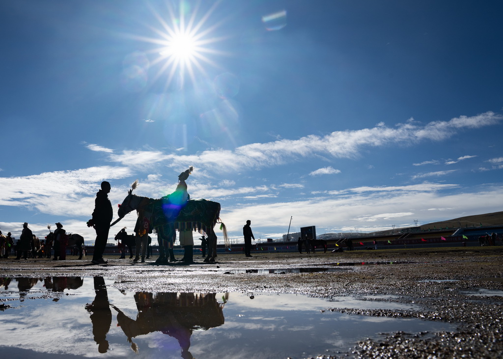 9月7日，骑手在传统大跑项目前等待开赛。新华社记者 丁增尼达 摄