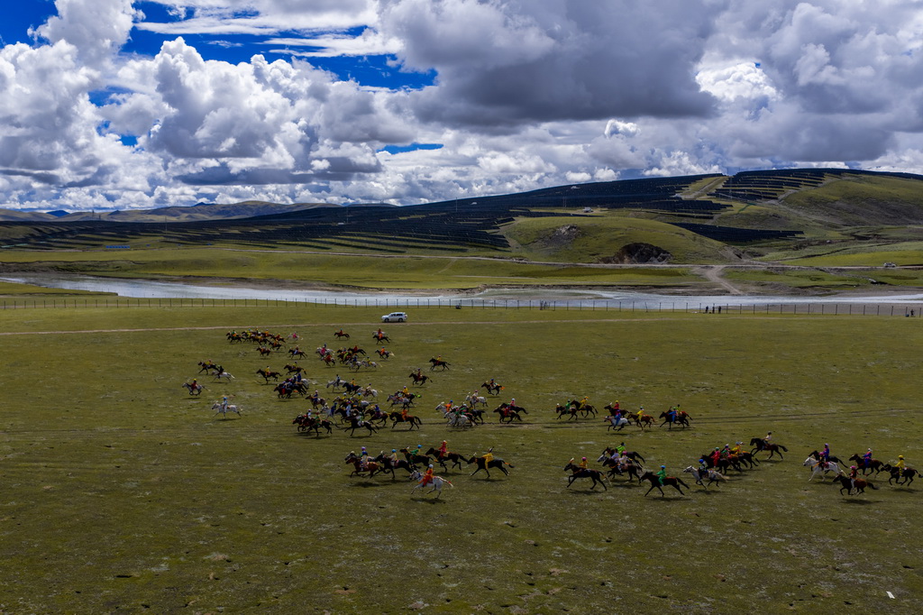 9月7日，骑手们在传统大跑项目中驰骋（无人机照片）。新华社记者 姜帆 摄