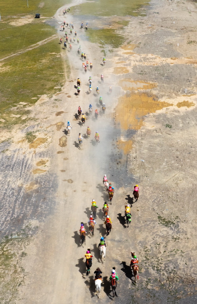 9月7日，骑手们在传统大跑项目中驰骋（无人机照片）。新华社记者 丁增尼达 摄